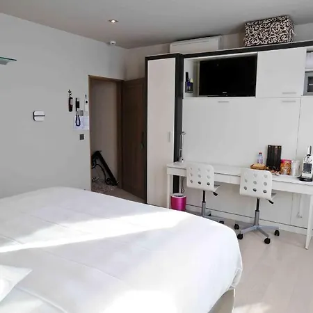 Bed and Breakfast Symphonia